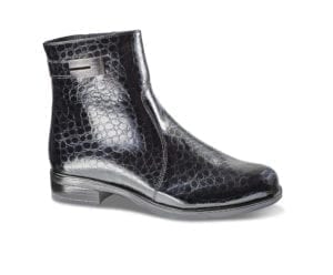 Reptilmönstrad svart skinnstövel för dam, elegant och stilren design.