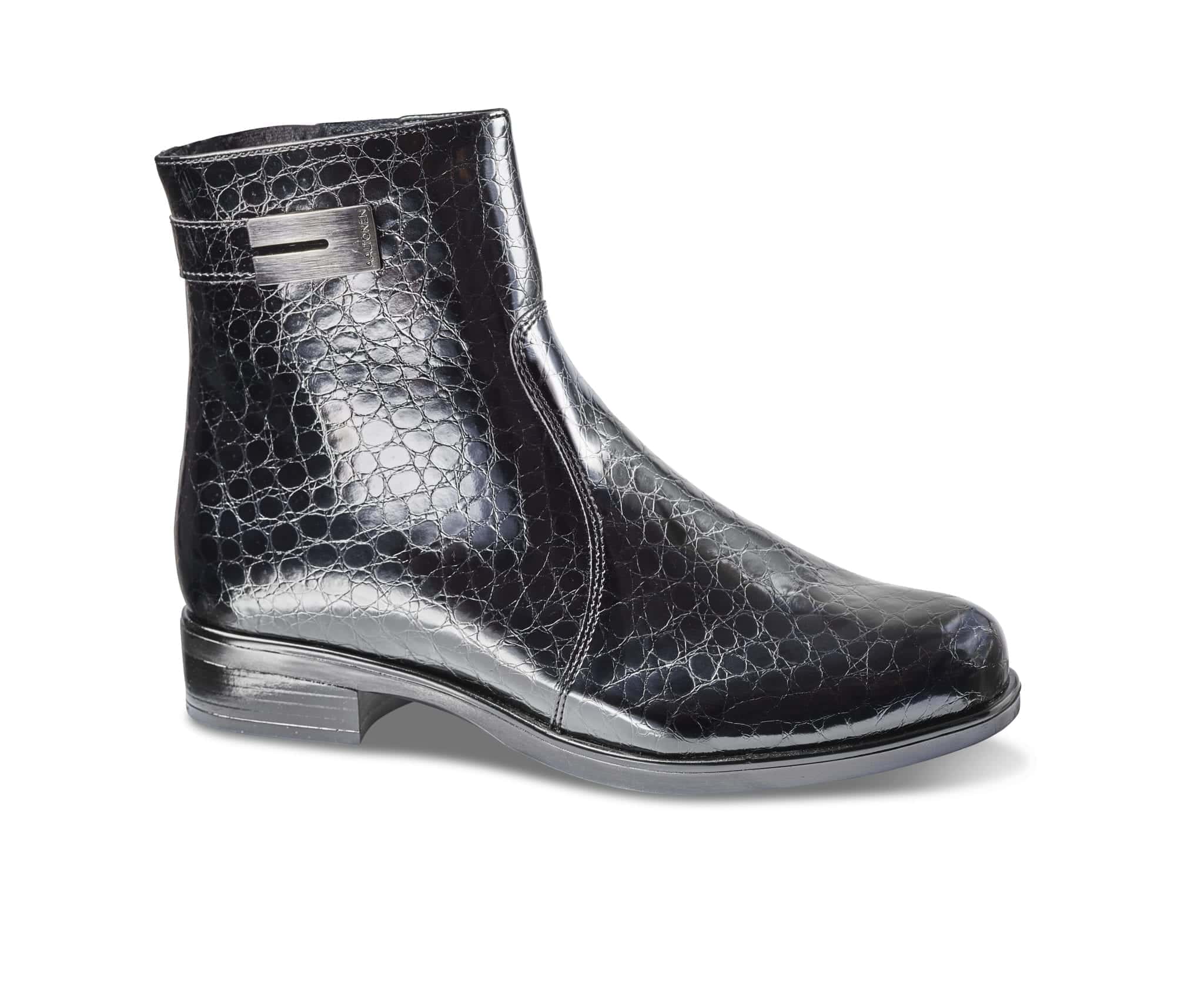 Reptilmönstrad svart skinnstövel för dam, elegant och stilren design.
