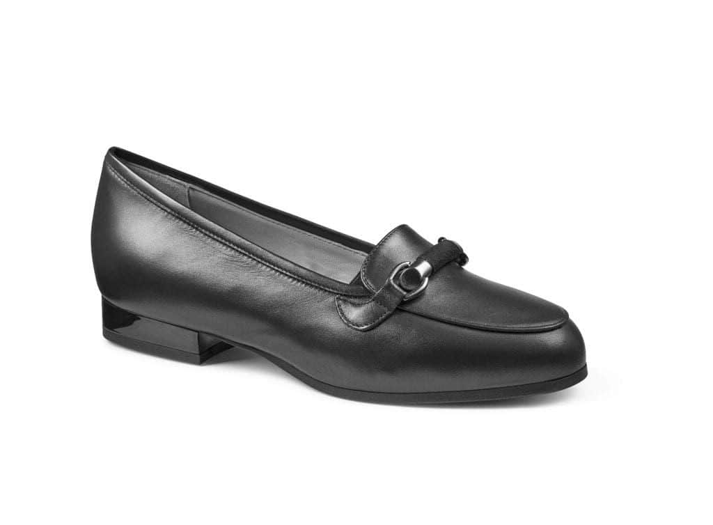 Elegant svart damsko med dekorativt spänne.
