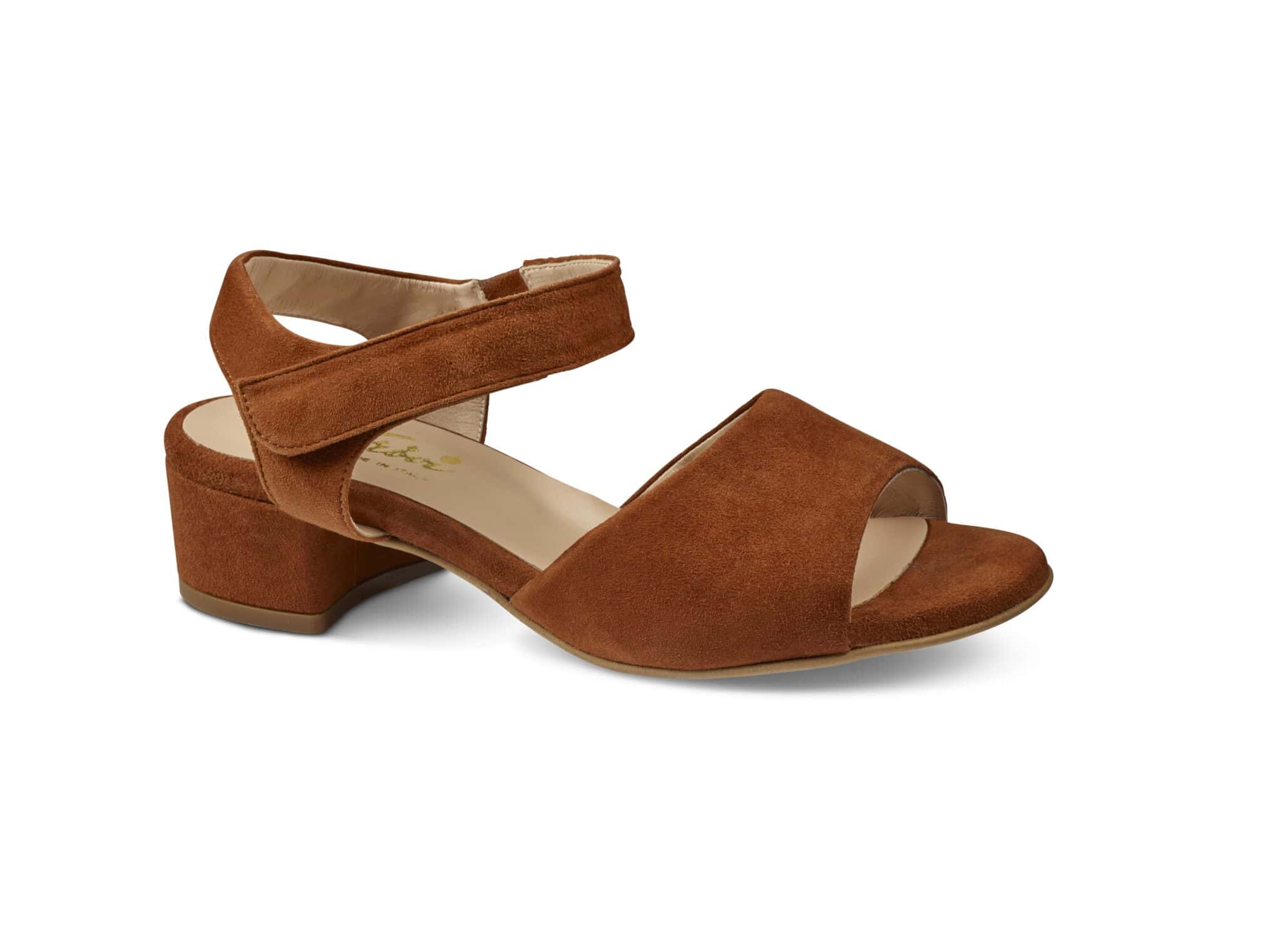 Brun sandal med öppen tå och ankelsnörning, perfekt för sommarbruk.