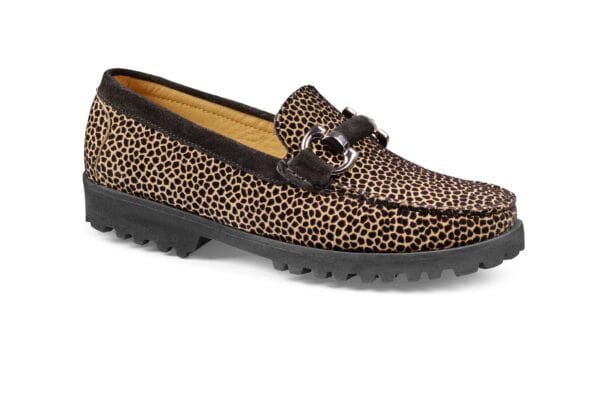 Läderloafers med leopardmönster och dekorativ metallspänne, bekväma och stilrena för vardag och fest.