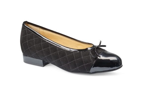 Svart damballerina i quiltad mocka och lackdetaljer, perfekt för eleganta tillfällen.