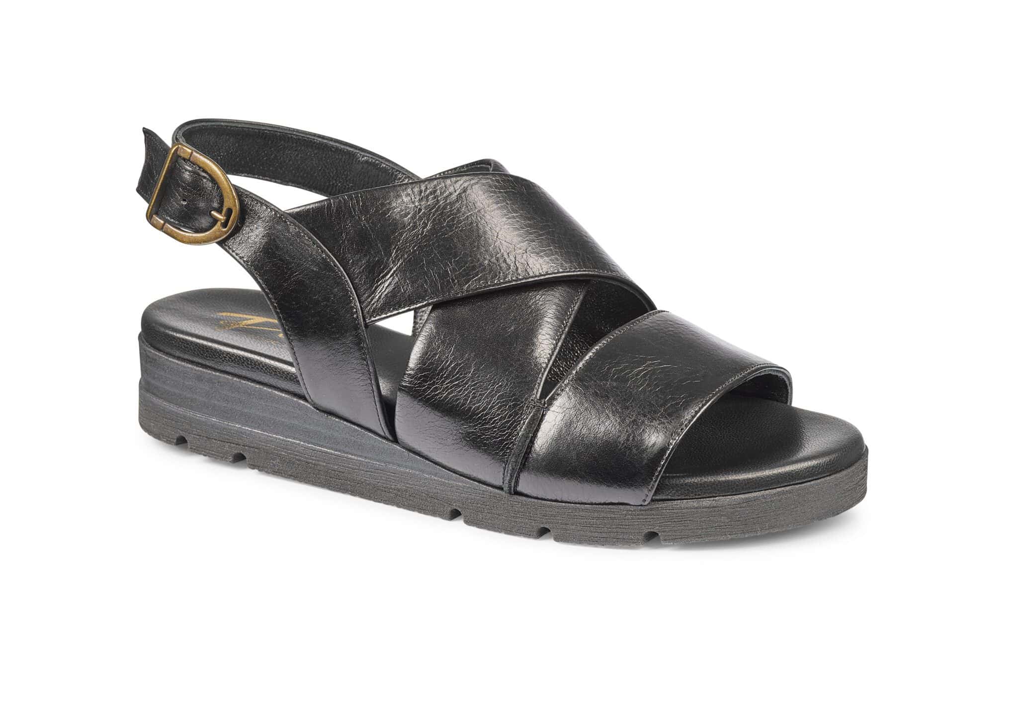 Svart sandal i skinn med öppen tå och justerbar rem, bekväm för vardagsbruk.
