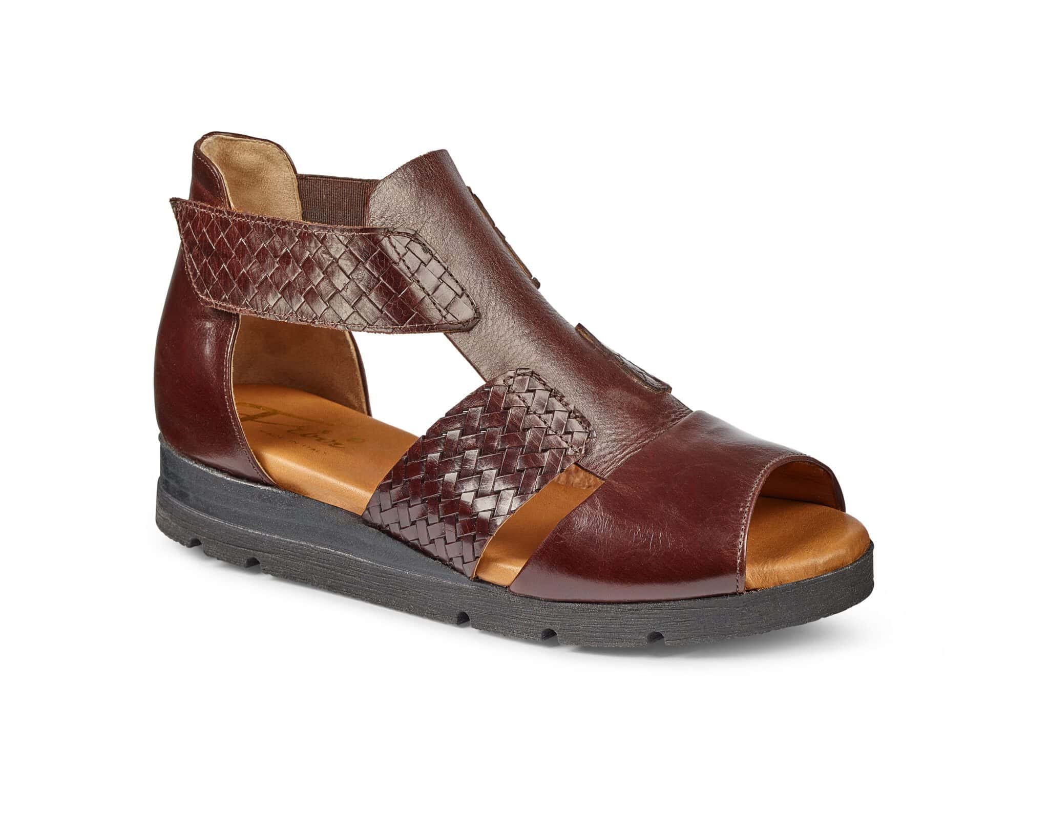 Dam sandal i brunt skinn med snörning och öppen tå, bekväm och stilren.
