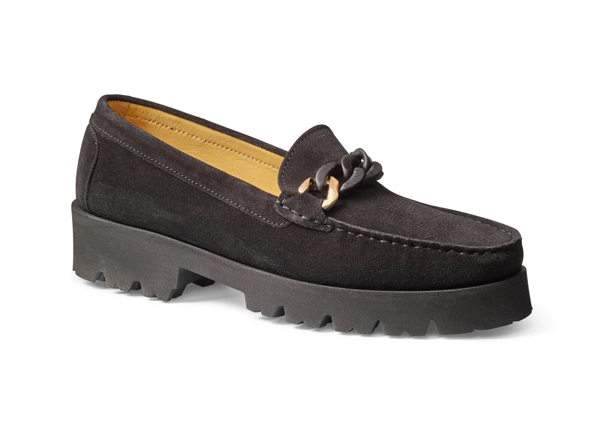 Svart loafers med dekorativt snöre och gummisula för komfort och stil.