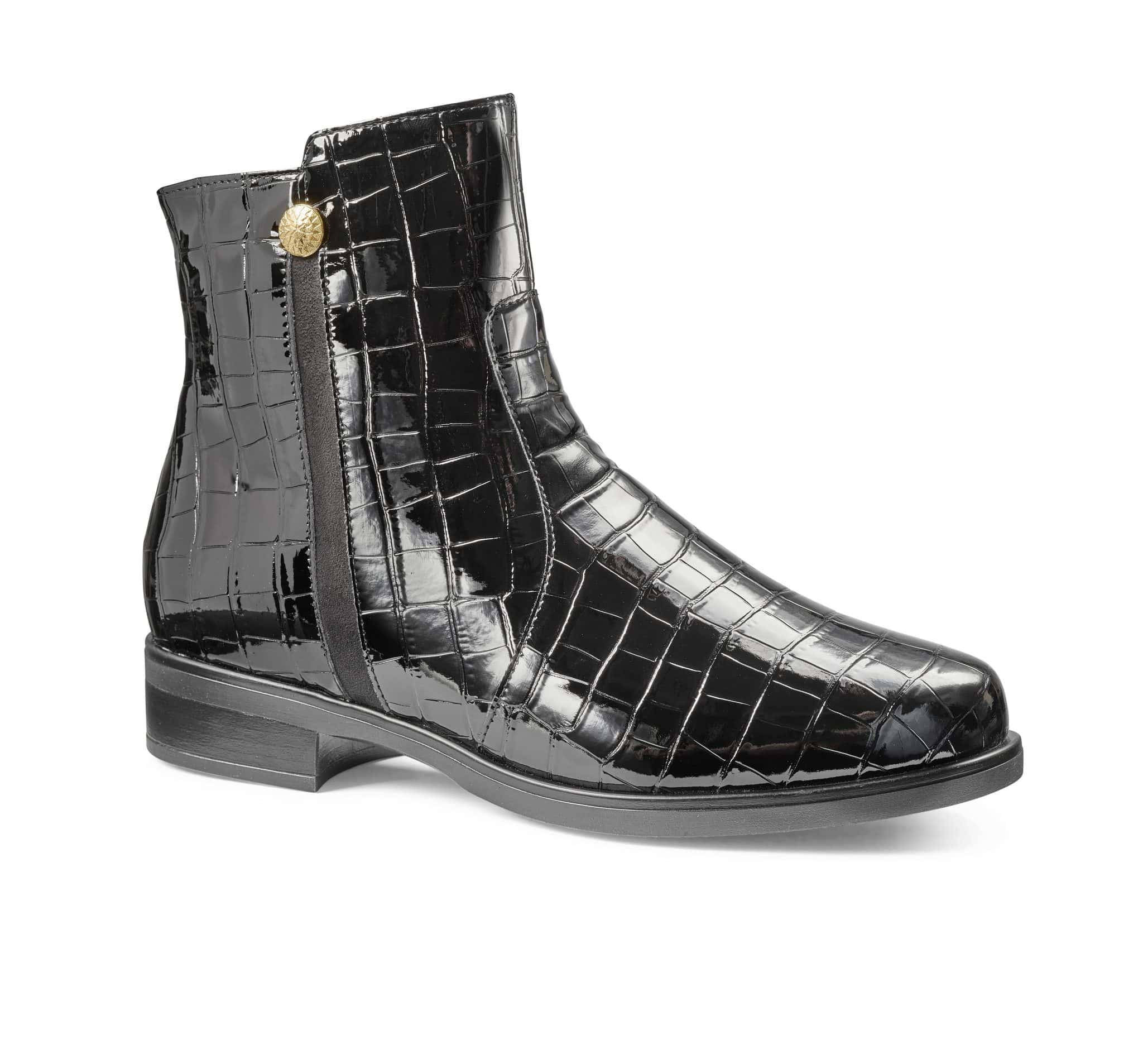 Svart croc-tryckt läst boot med gulddetalj och dragkedja.