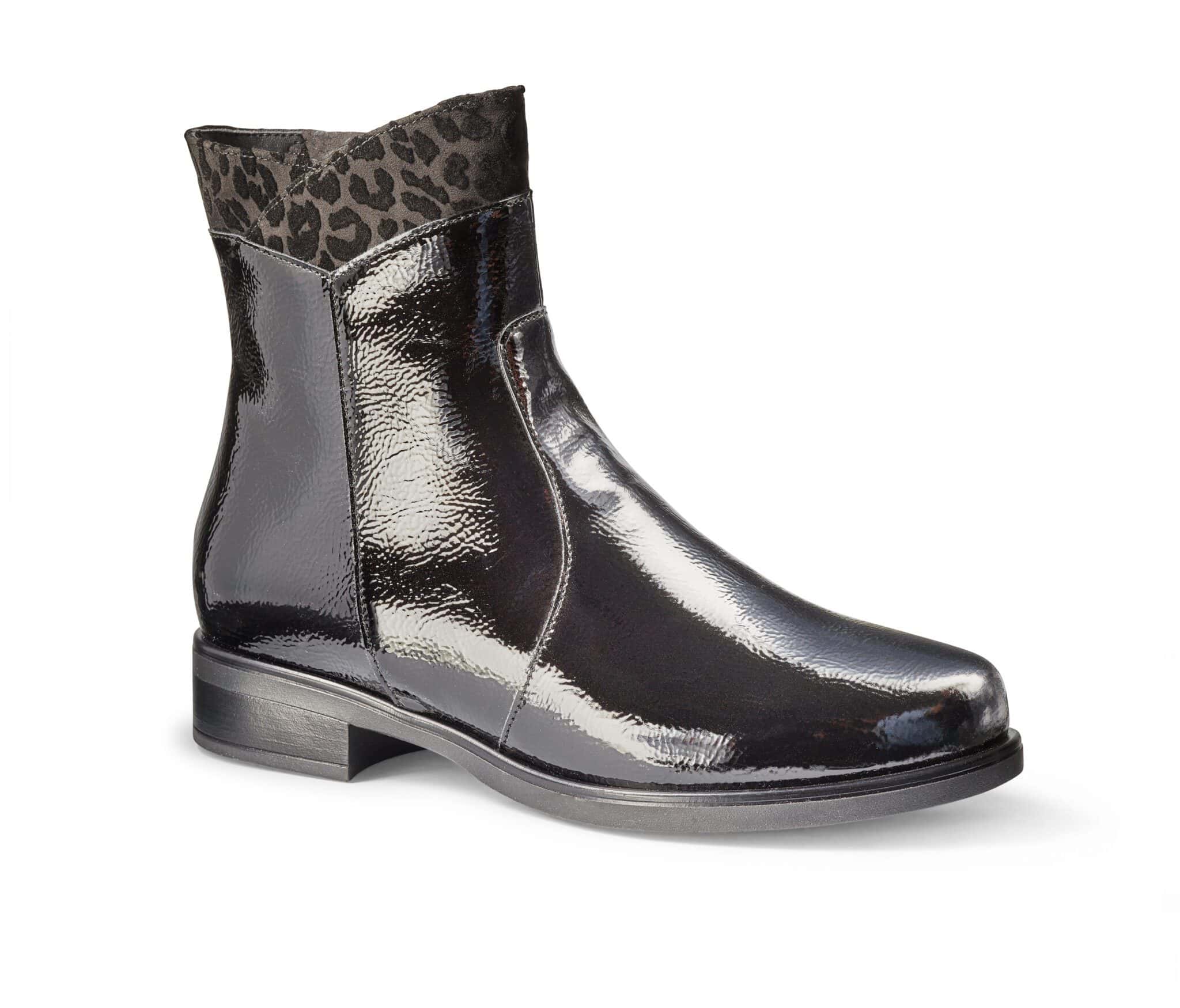 Svart läderstövel med leopardmönstrad skaftdetalj och låg klack.