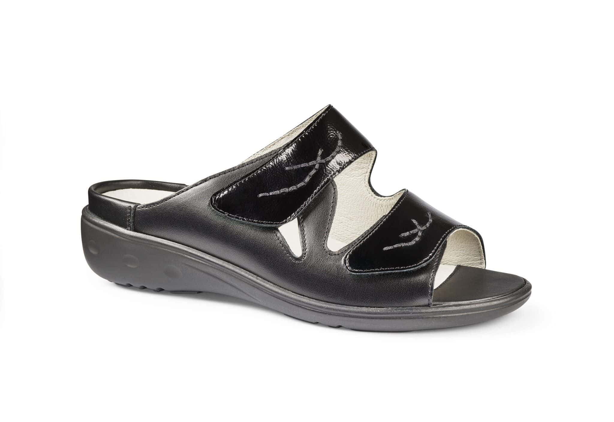 Svart sandal i skinn med öppet tå och justerbar rem, bekväm för sommardagar.