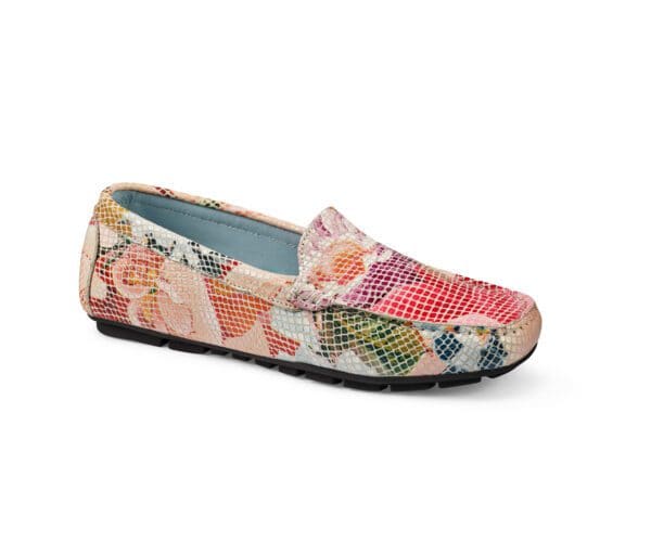 Ljusfärgad mönstrad loafers för dam, bekväm och stilren design.