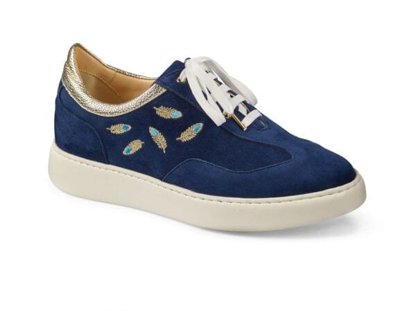 Dam sneakers i blått med fjäderdetaljer och guldhalsring, bekväma och stilrena.