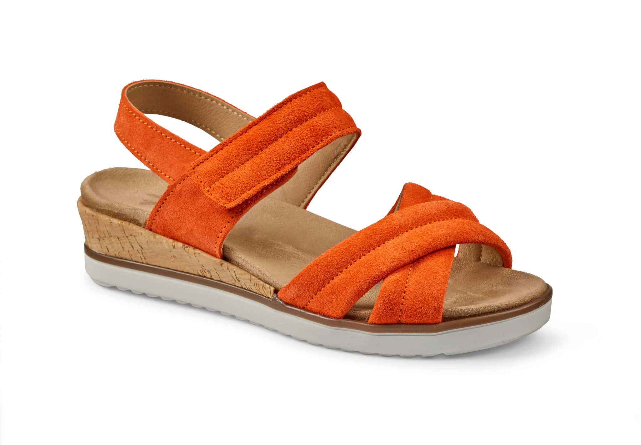 Orange dam sandal med kilklack och justerbar rem, bekväm och stilren.