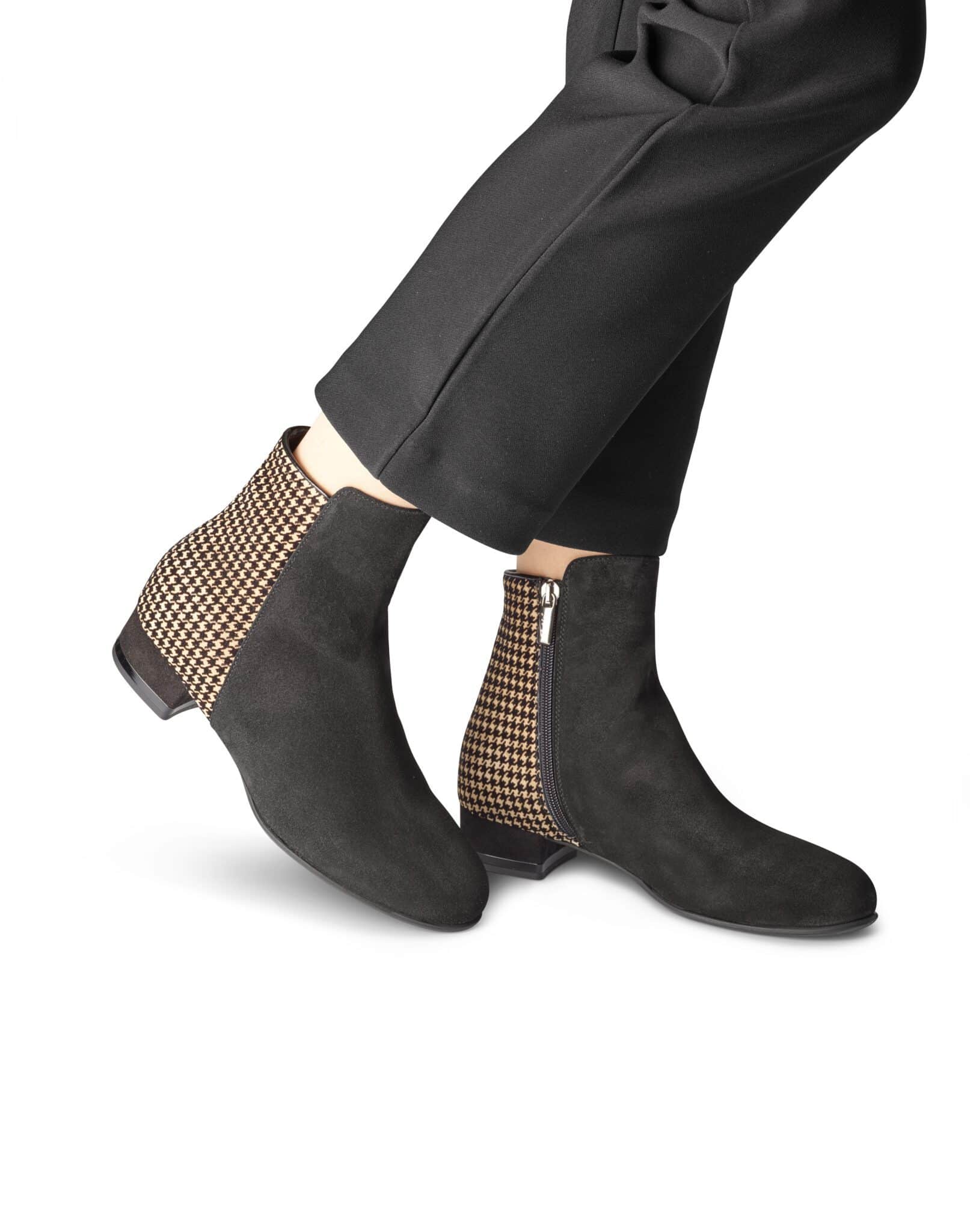Svarta ankle boots med gulddetaljer och klack, mode för kvinnor.
