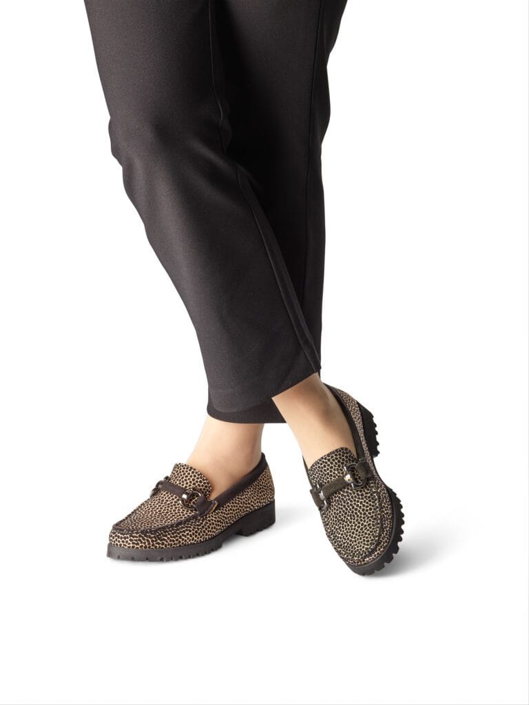Varmt, stilrent par av leopardmönstrade loafers med metallspänne.