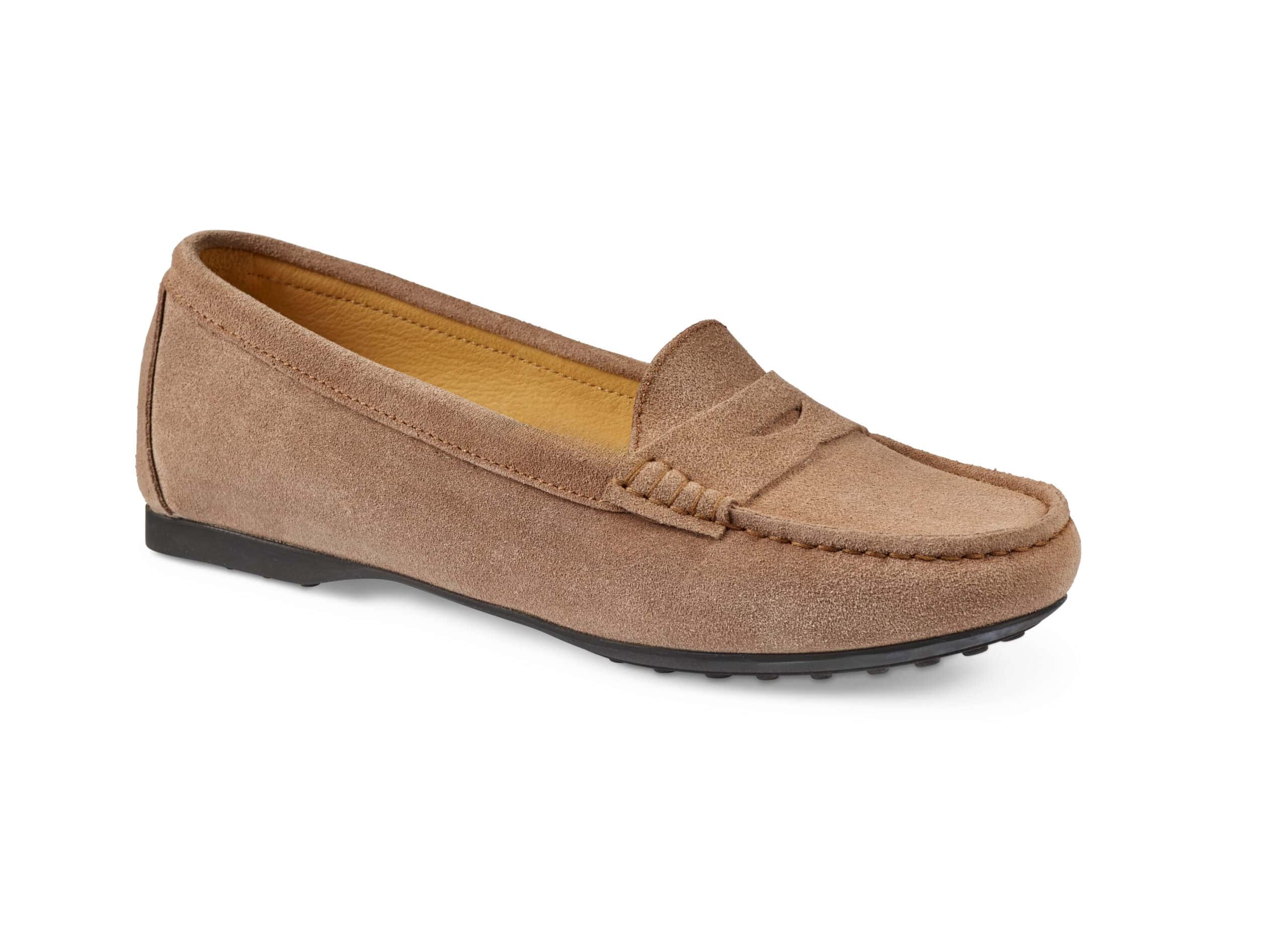 Skinnskor i beige för kvinnor, bekväma och stilrena.