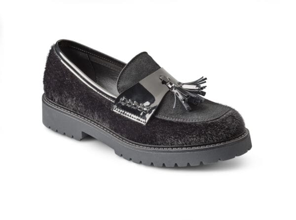 Svart loafers i mocka med dekorativa fransar och snörning.