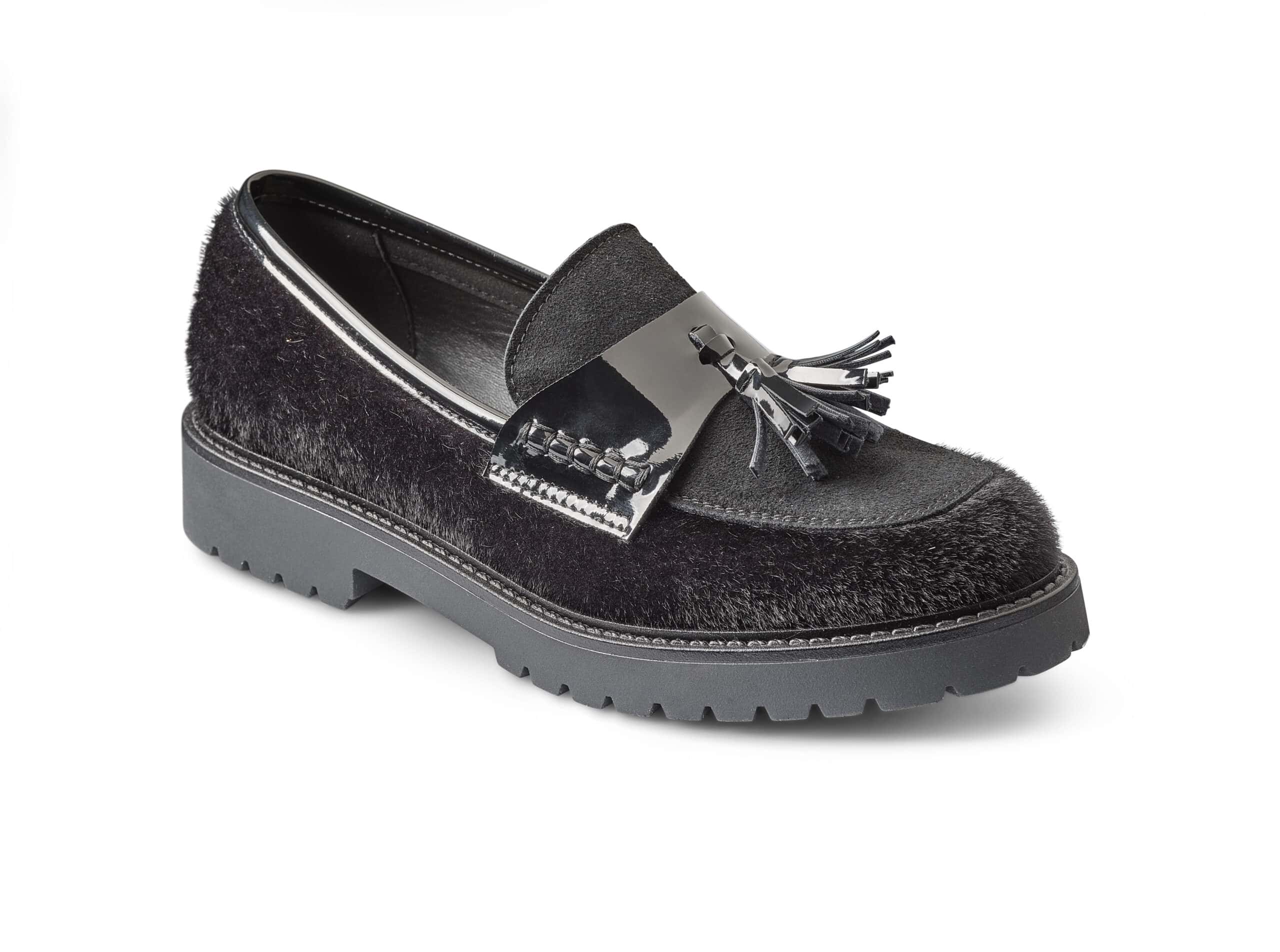 Svart loafers i mocka med dekorativa fransar och snörning.