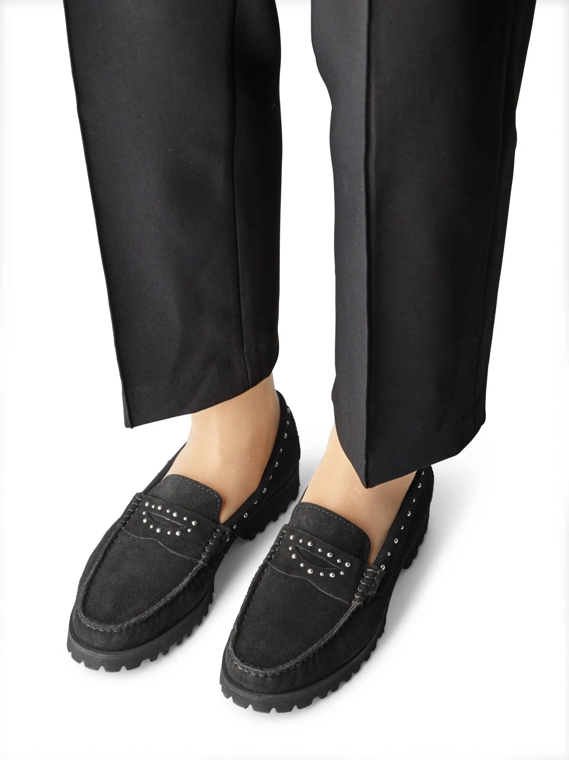 Svarta loafers med dekorativa nitar och bekväm sula.