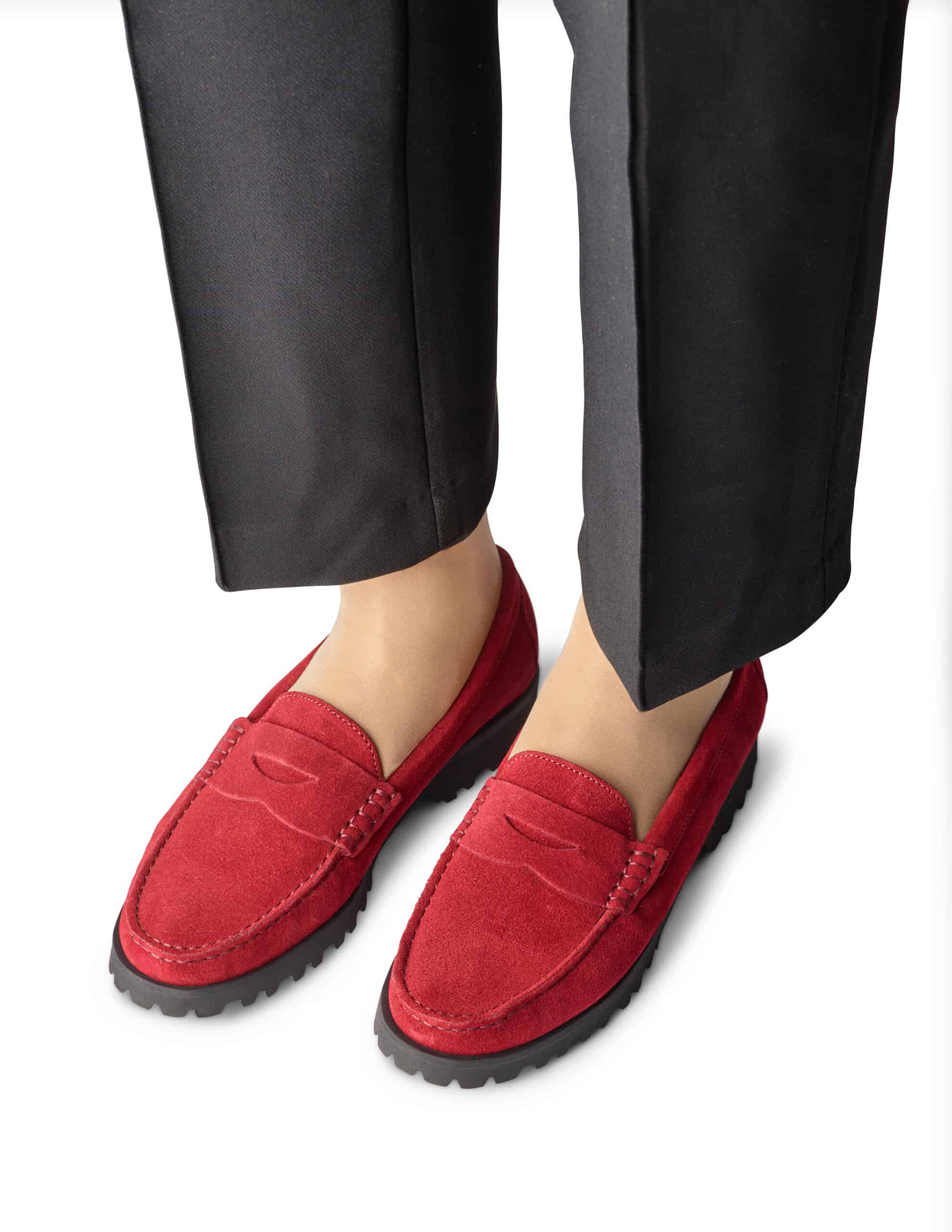 Röda loafers av mocka material, stilfulla och bekväma för vardagsbruk.