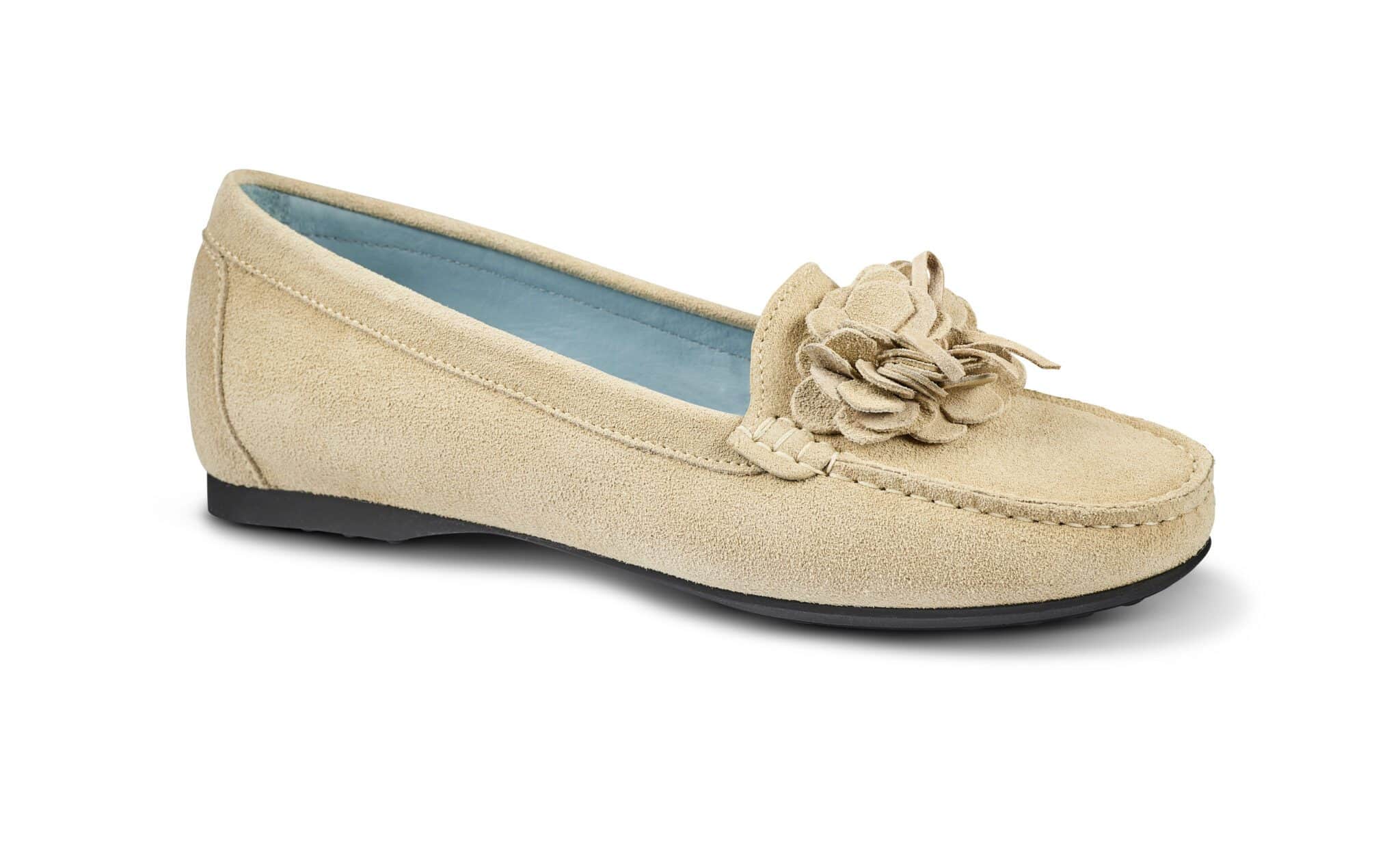 Ljusbeige mockasko i dammodell med blomdetalj på framsidan.