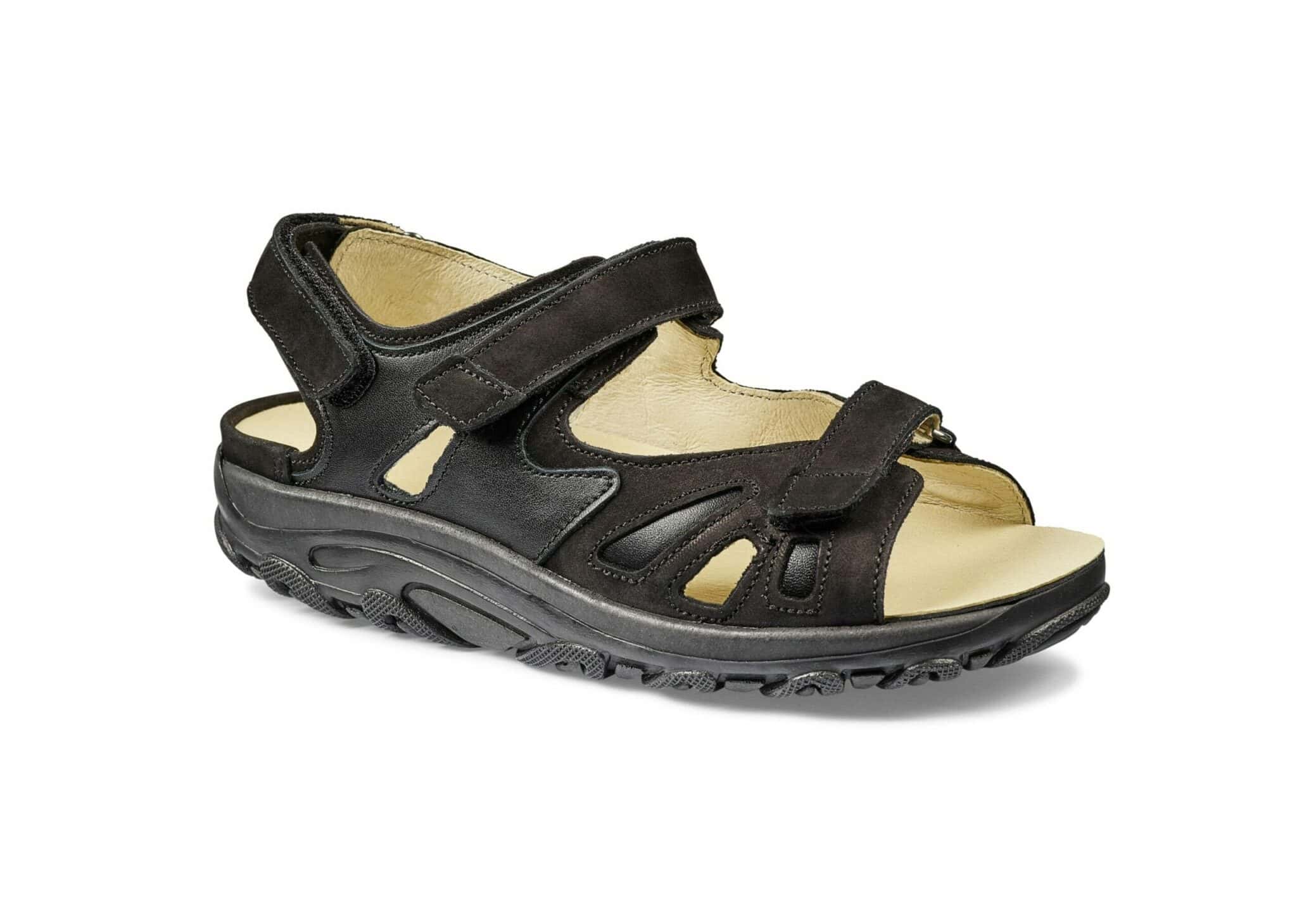 Svart sandal med justerbara remmar och gummisula.