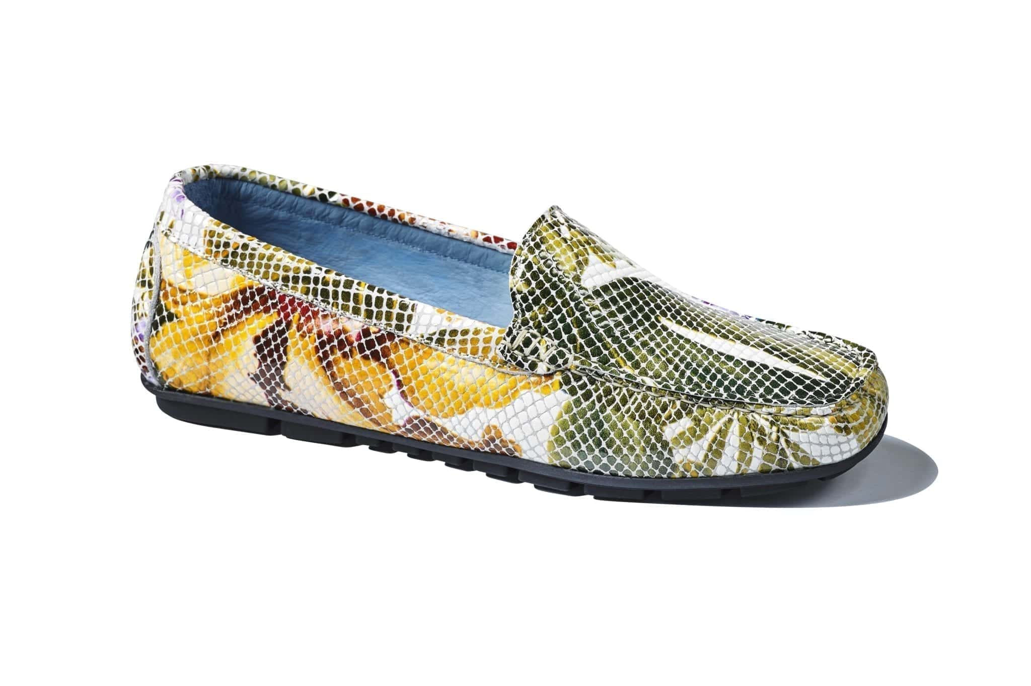 Damloafer med mönster i grönt och gult, perfekt för vardag och fest.