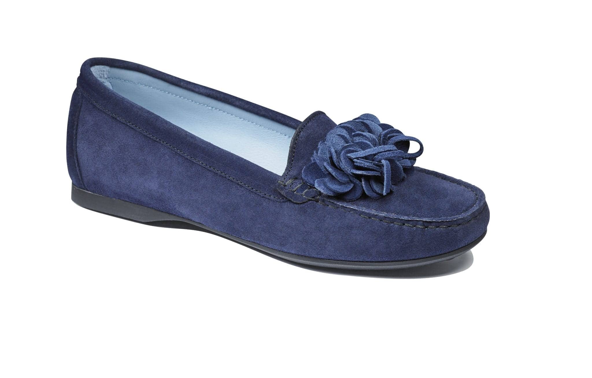 Skinnskor i blått med dekorativ rosett för kvinnor, bekväma och stilrena.