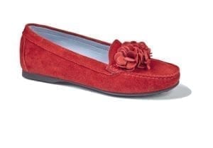 Ljusröd damtoffel med blomma av tyg och mocka.