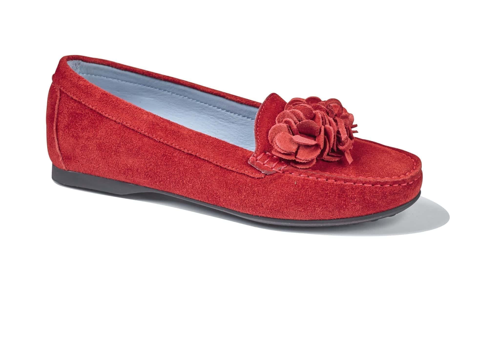 Ljusröd damtoffel med blomma av tyg och mocka.