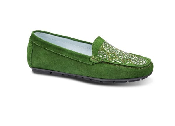 Skinnskor i grönt med dekorativa pärlor och broderier för dam.