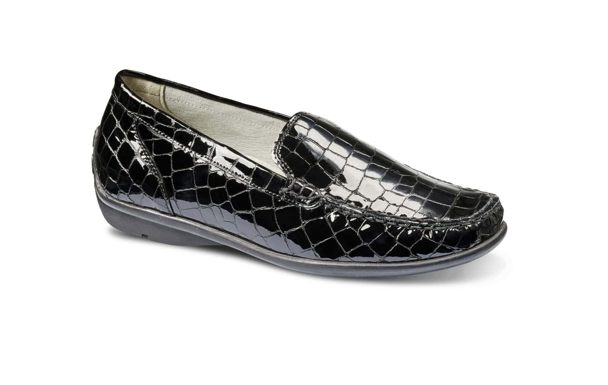 Elegant svart skinnskor med krokodilmönster.