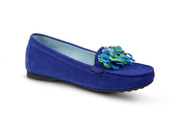 Blå loafers för kvinnor med dekorativt blommönster.