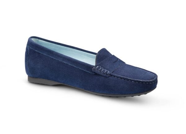 Mörkblå mockaskor för kvinnor, bekväma och stilrena.