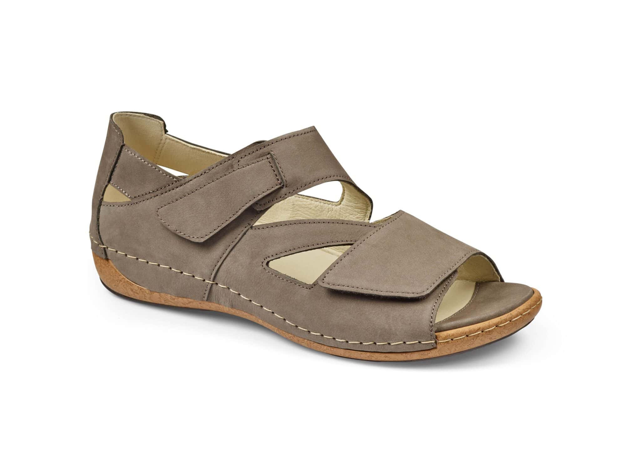 Sandaler i skinn med öppet tå och justerbar rem.