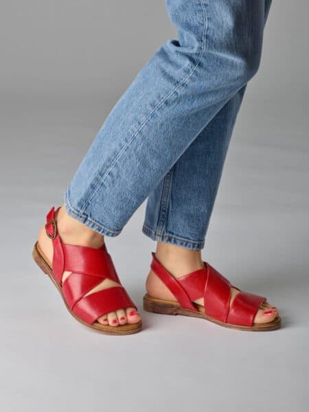 Sandaler i skinn med öppen tå och justerbar rem.