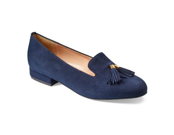 Elegant blå damsko med tofsdetalj och låg klack.