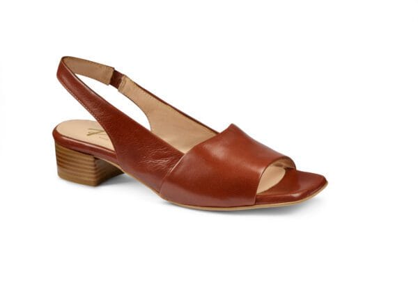 Damskor i brunt läder med öppen tå och slingback-design.