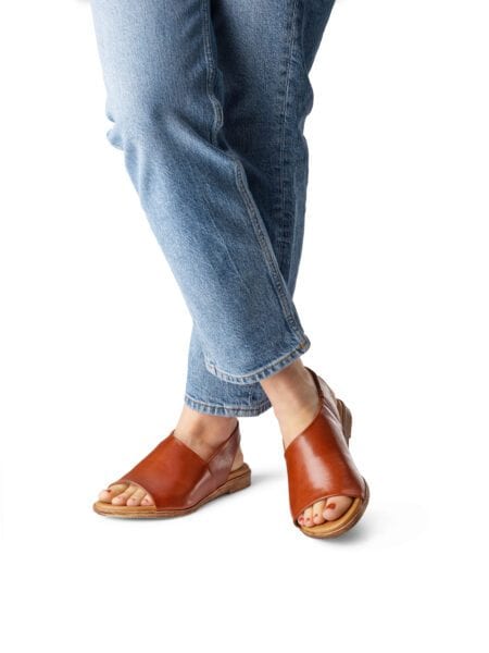 Sandaler i skinn med öppen tå och bekväm sula.