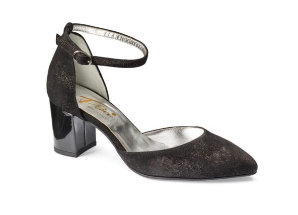 Svart damhögklackad sko med ankelrem och spetsig tå.