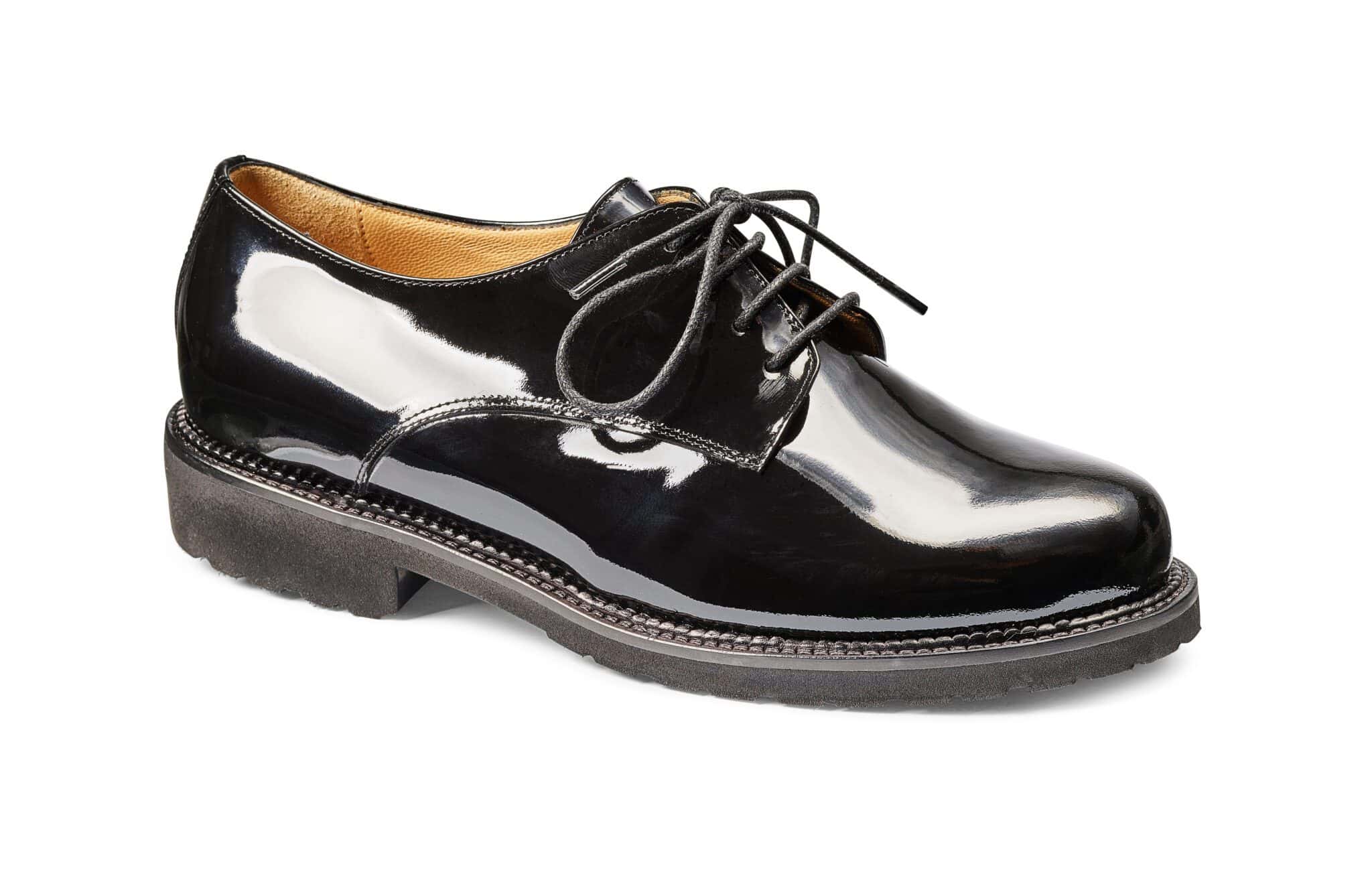 Svart lackskor för dam med snörning och robust sula.