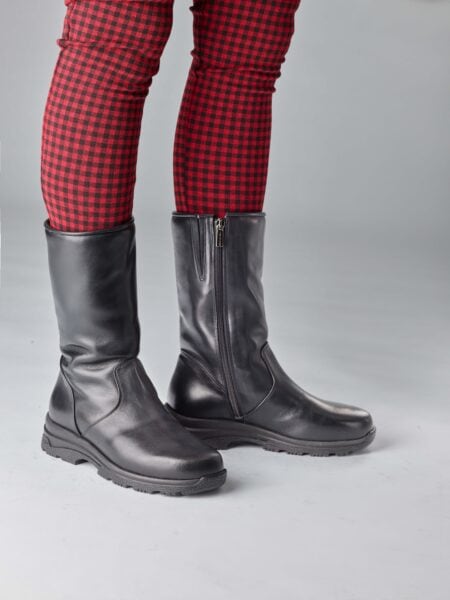Svart läderstövel för dam, bekväm och stilren design.