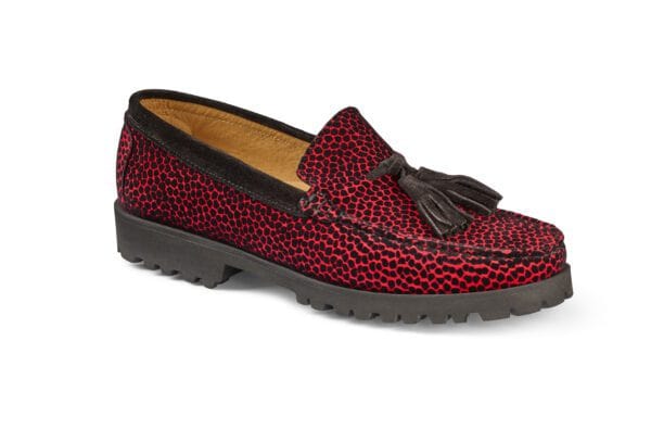 Damtoffel i rött och svart leopardmönster med tofsdetalj och gummisula.