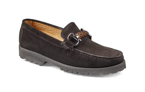 Svart mockasko med dekorativt spänne och gummisula för komfort och stil.