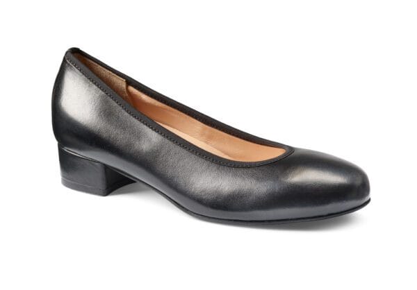 Svart damskor i läder med låg klack för komfort och stil.