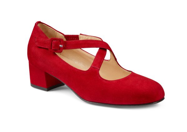 Röd damklack med remmar och låg klack, elegant och bekväm.