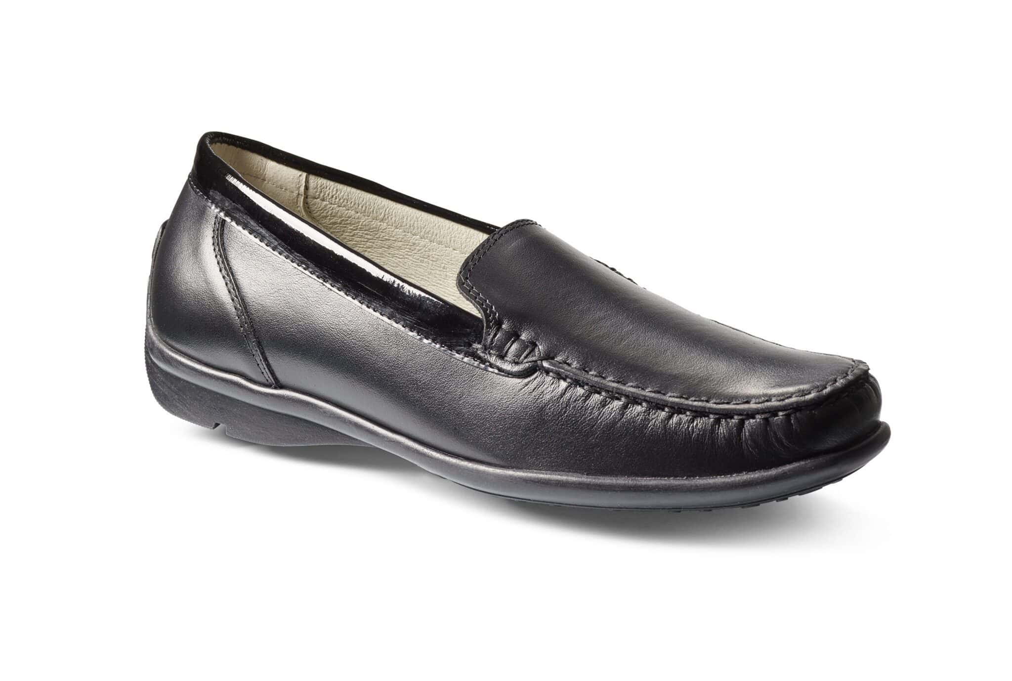 Svart skinnskor för kvinnor, bekväma och stilrena.