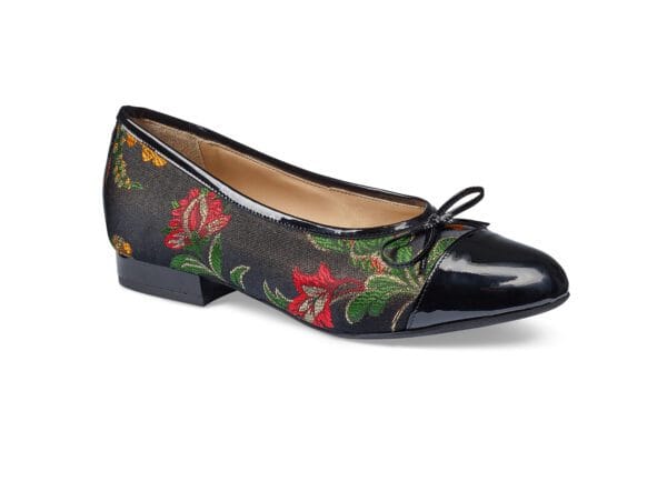 Lågklackad damballerina med blomsterbrodering och lackad tå och häl.