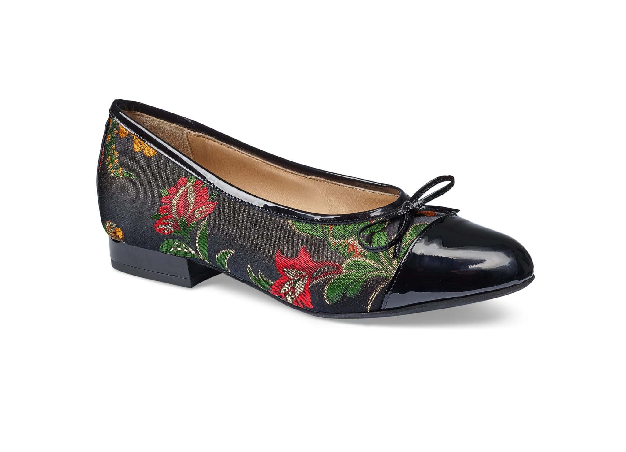 Lågklackad damballerina med blomsterbrodering och lackad tå och häl.