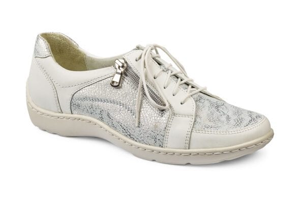 Vit dam-sko med snörning och metallicdetaljer, bekväma och stilrena.