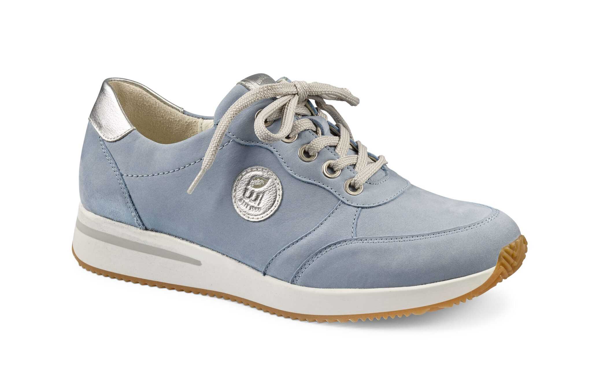 Dam-sneaker i ljusblått med vit och gulddetalj, bekväm och stilren design.