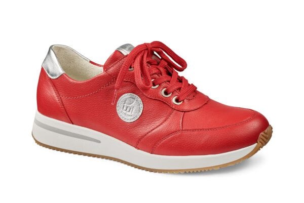 Röd sportskor för kvinnor med vit sula och silverdetaljer.